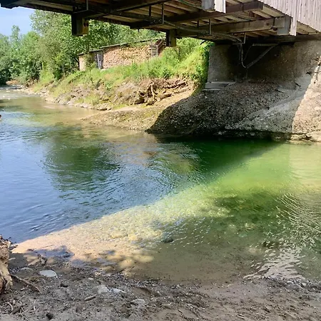 Gemuetliches Chalet-zimmer Mit Badeplatz Im Fluss Brunnadern